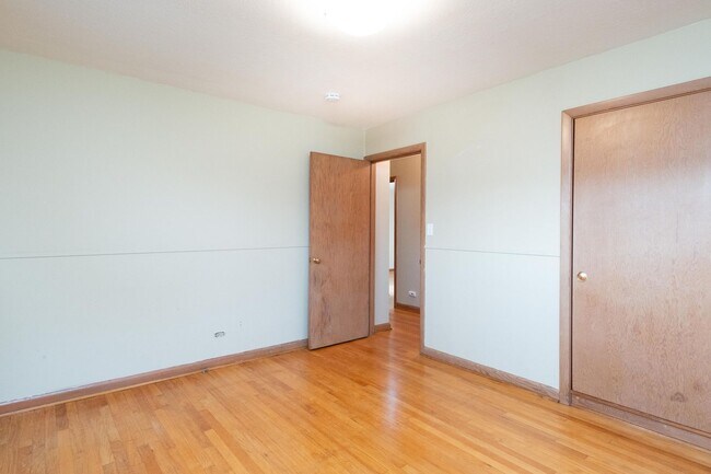 Building Photo - 3 Bedroom Single Level