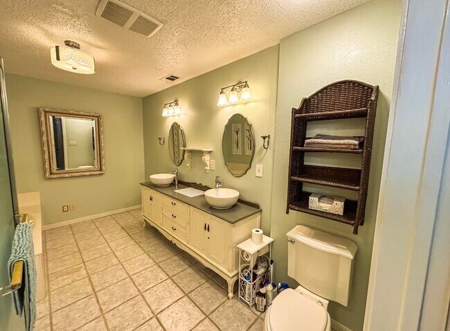 Building Photo - 105 Bluebird Cir