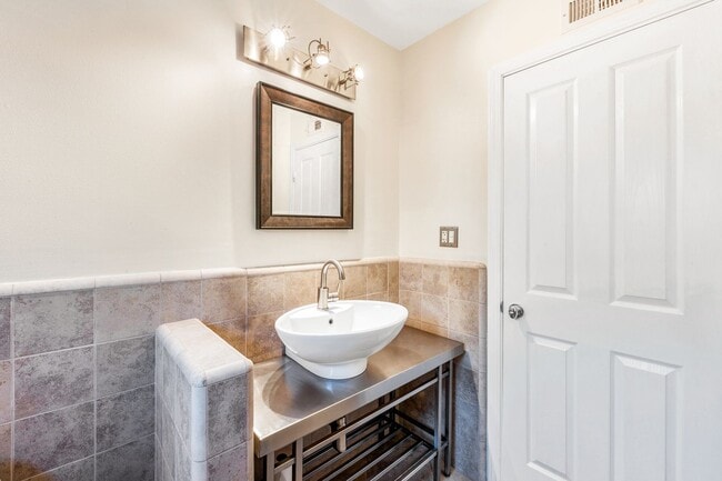 Building Photo - Charming 3-Bedroom, 2-Bathroom Home in Prime North Huntington Beach Location