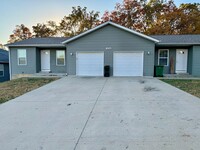 Building Photo - 2 bedroom, 2 bath duplex