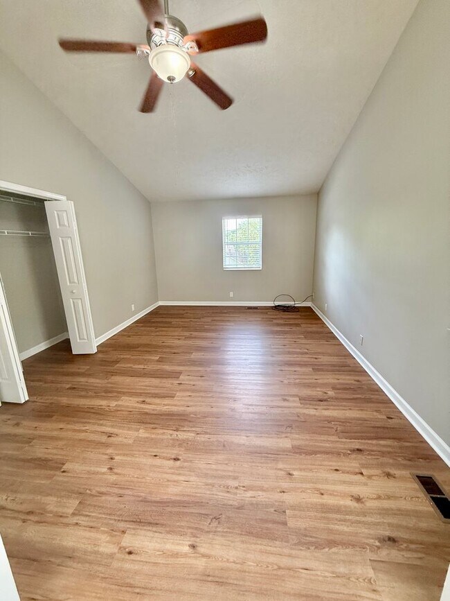 Building Photo - 3 Bedroom 2.5 Bath House + Garage + Fenced...