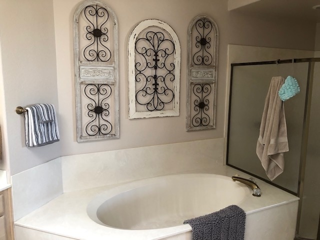 Master bathroom tub - 1301 N Mourning Dove Rd