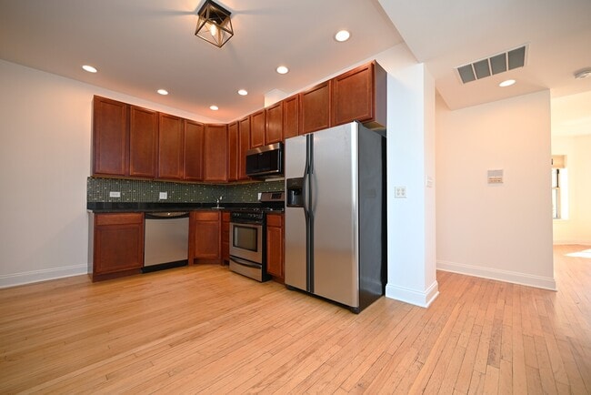 Building Photo - 7404 N Oakley Ave