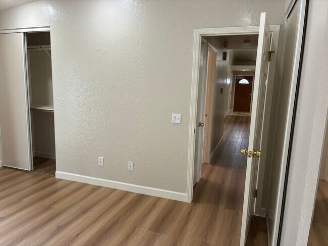 Building Photo - 3 Bedrooms with big backyard