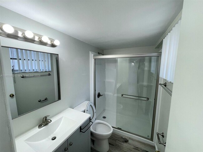 Building Photo - 1630 W 46th St