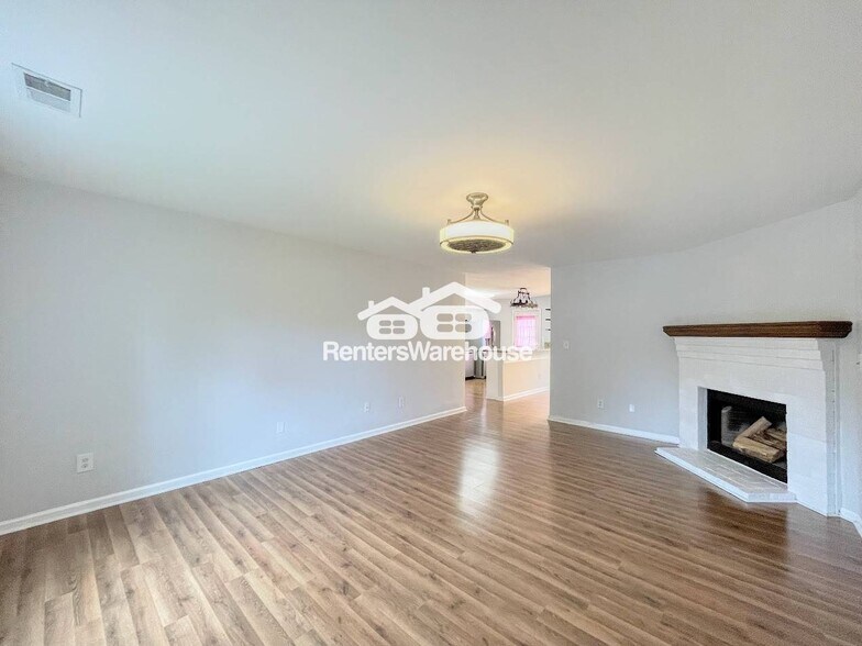 Building Photo - 1760 Pathfinder Dr