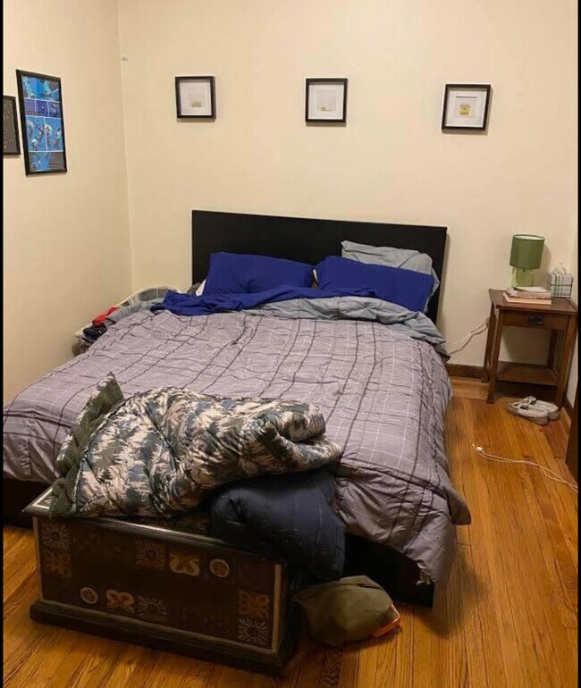 Main bedroom with queen bed. - 906 N Oakley Blvd