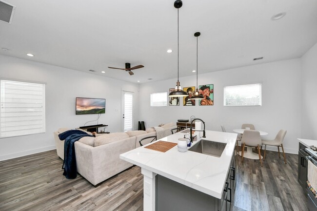 Building Photo - 1066 Mansfield St