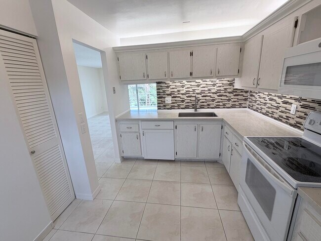 Building Photo - 1000 NE 14th Ave