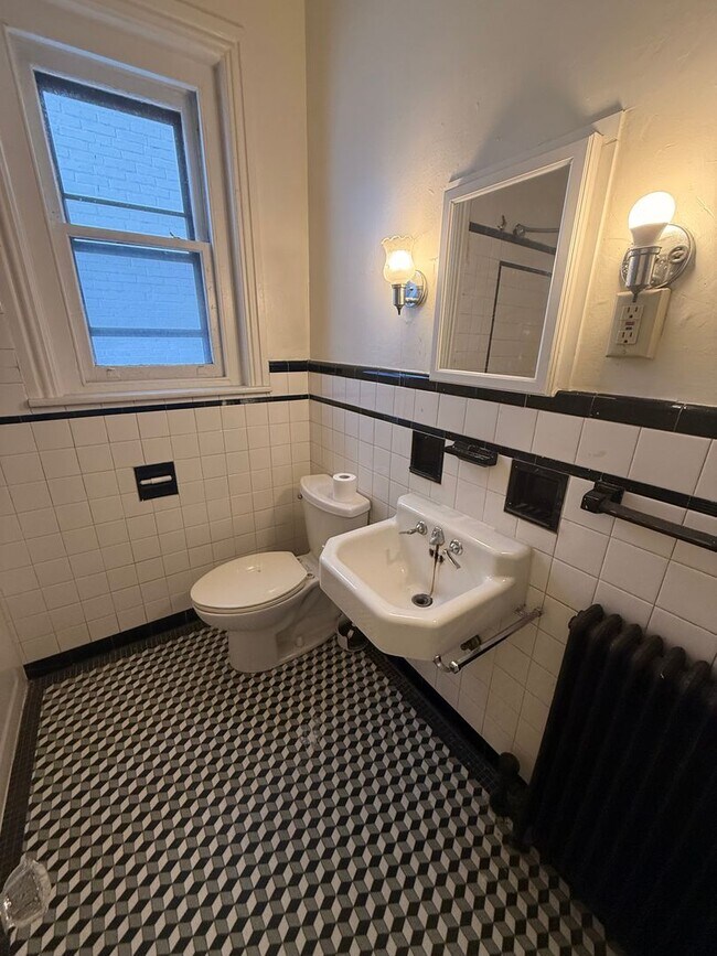 Building Photo - 326 W Broad St