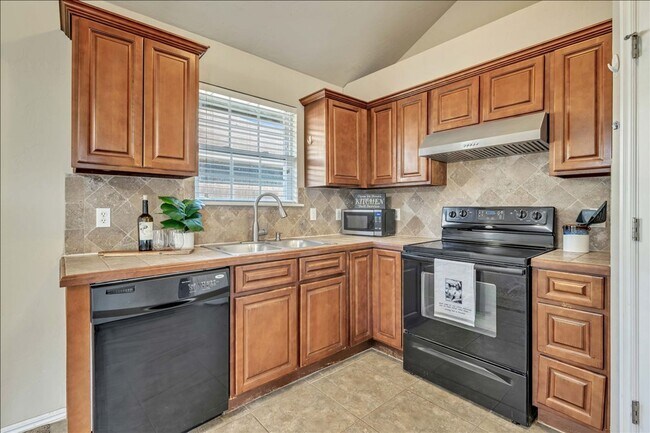 Building Photo - Adorable Cozy Home in Yukon (Mustang Schools)