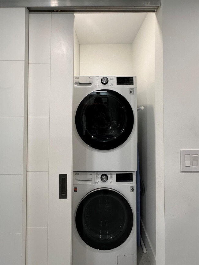 Building Photo - 209 N Fort Lauderdale Beach Blvd