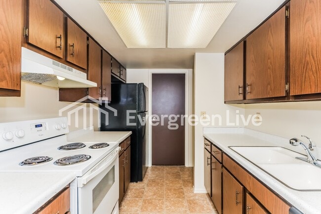 Building Photo - 5887 Troy Villa Blvd