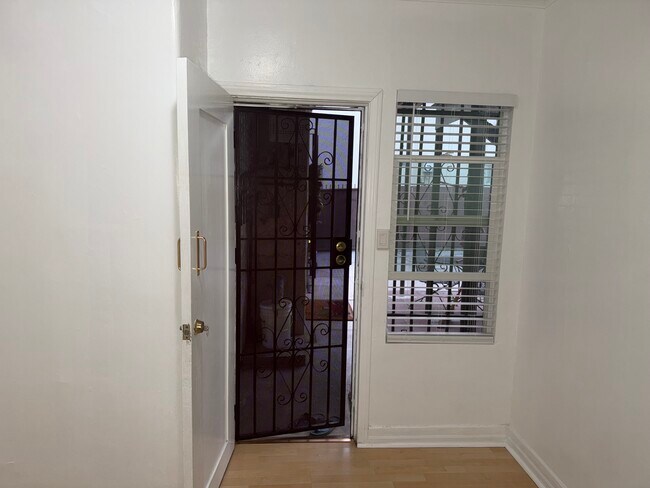 Building Photo - 1267 S Dunsmuir Ave