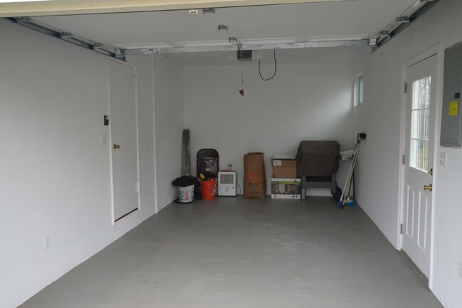 Building Photo - 82 Hanson Ln