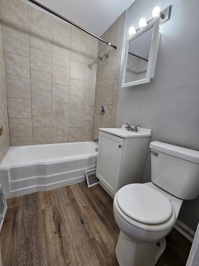 Building Photo - 754 Durbin St