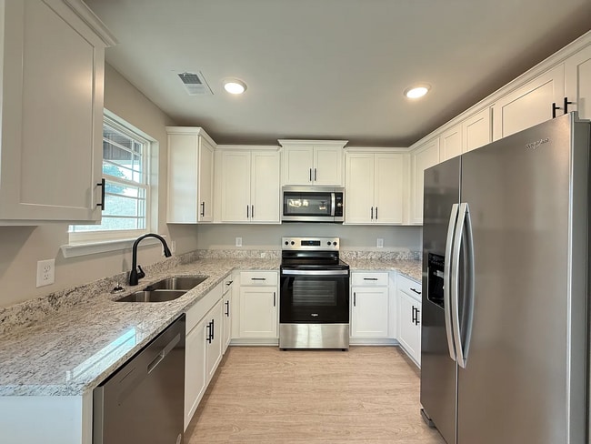 Building Photo - 3 Bedroom 2.5 Bath House