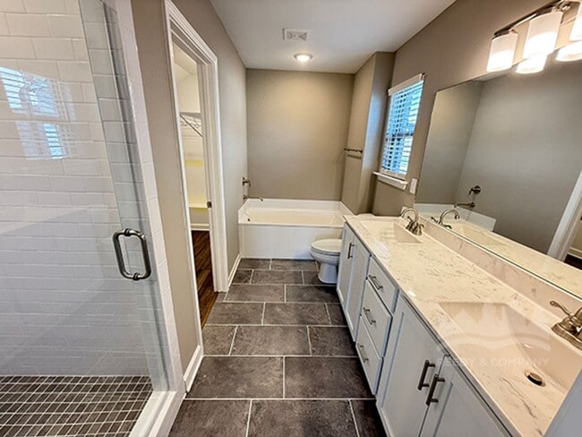 Building Photo - Welcome to this spacious 4 bedroom, 3 bath...