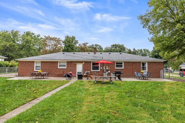 Building Photo - 8254 Mary Ann Ave