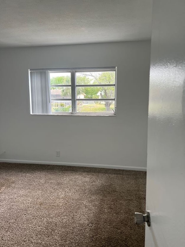 Building Photo - 374 Sunshine Dr