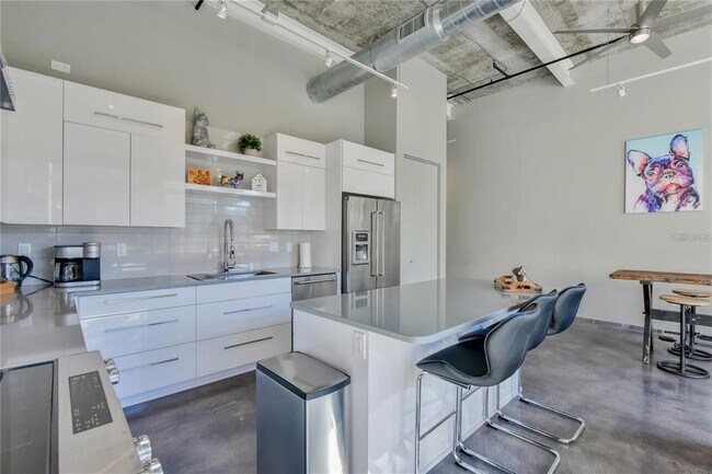 Building Photo - 302 SE Broadway St