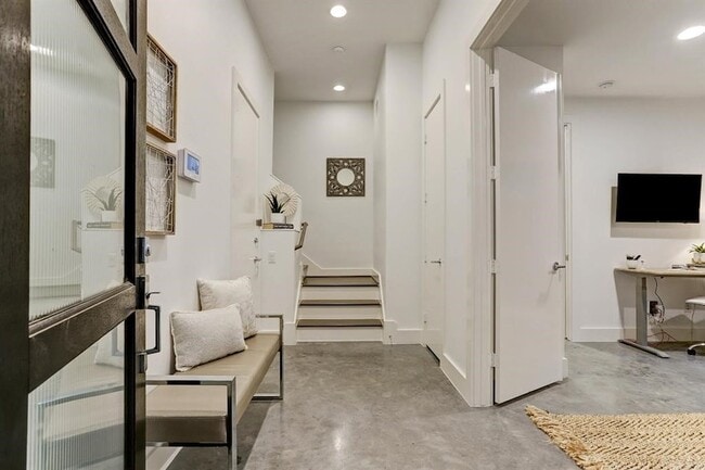 Building Photo - 5905 E Post Oak Ln