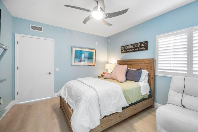 Building Photo - 2650 Lake Shore Dr