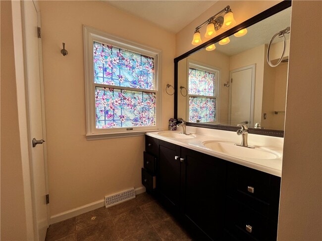 Building Photo - 28 Willow Dr