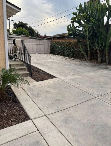 Building Photo - 3676 Euclid Ave