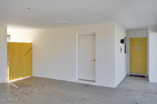 Building Photo - 2333 E Paradise Dr