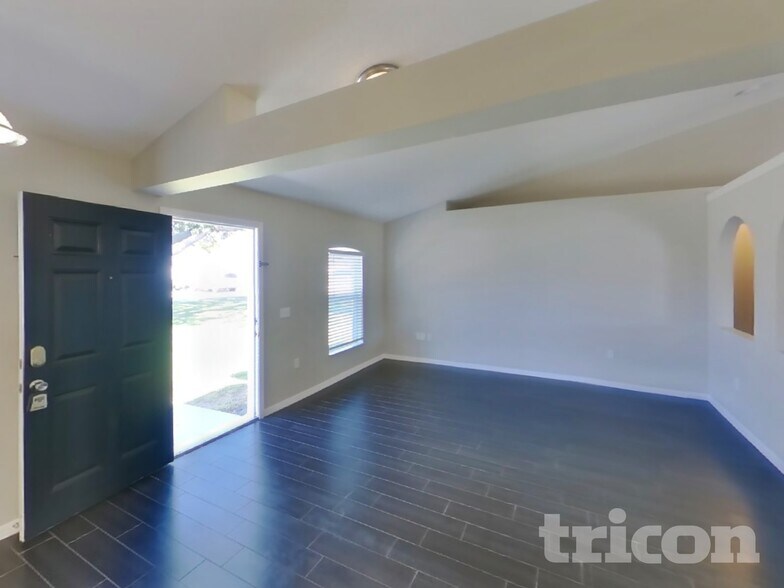 Building Photo - 5148 Jenson Ave