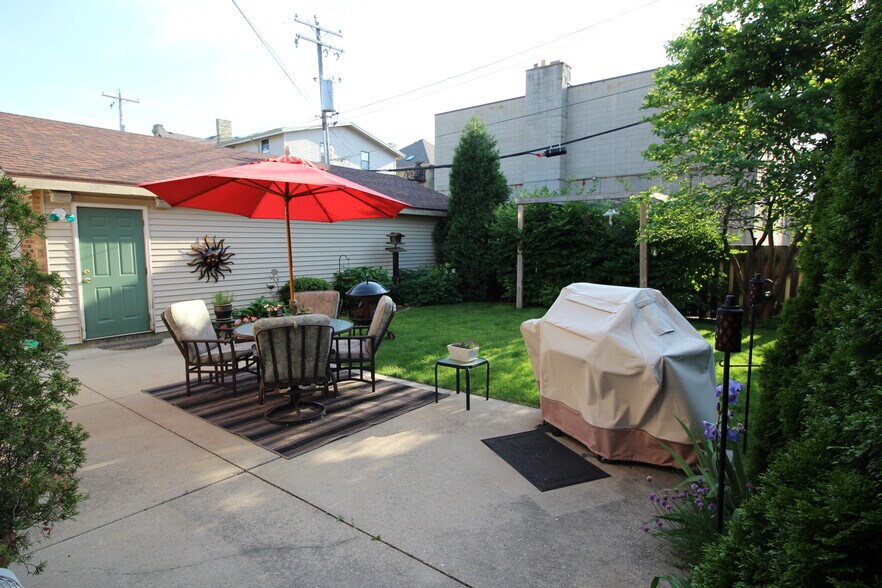 Backyard Patio - 1621 N Astor St