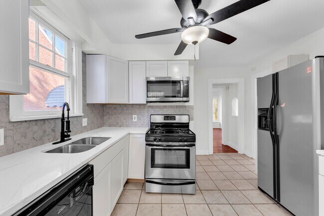 Building Photo - Beautiful Home in the Heart of Cleveland H...