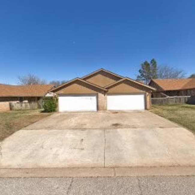 Primary Photo - Spacious Duplex Available for Rent