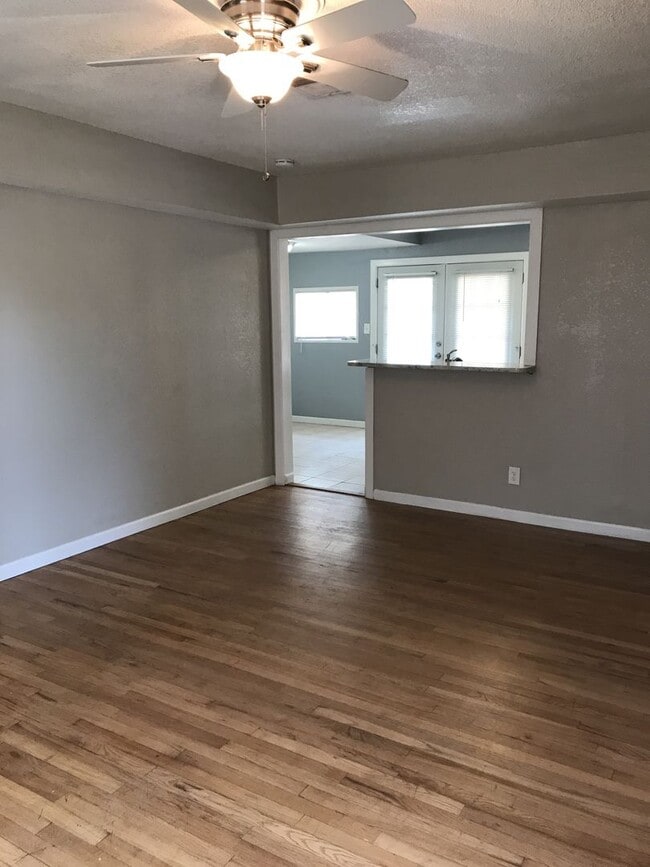 Building Photo - Pre Leasing for Fall 2026!!