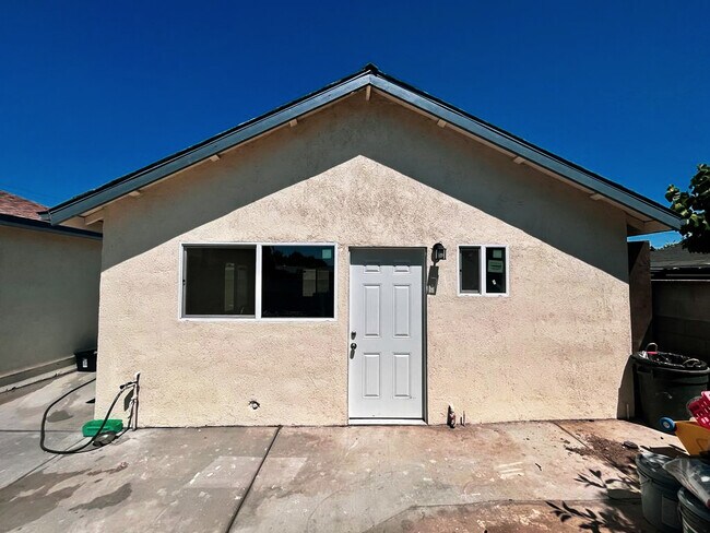 Primary Photo - 3824 W 104th St