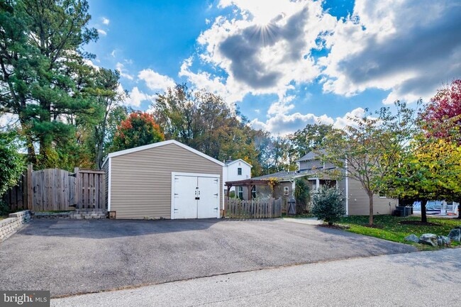 Building Photo - 2201 Alvin Ave