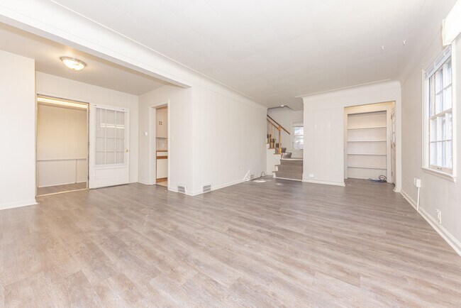 Building Photo - 909 E Ann St