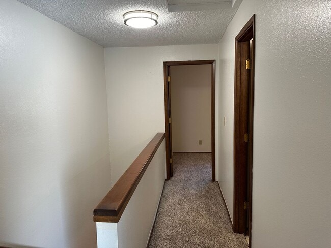 Building Photo - 2 bedroom 1.5 bathroom duplex in quiet Thu...