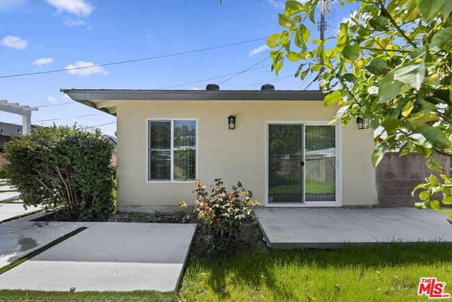 Building Photo - 6229 Sylvia Ave