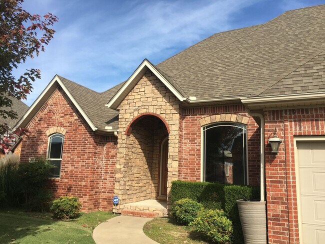 Building Photo - 5 bedroom 3 bath home in Fayetteville