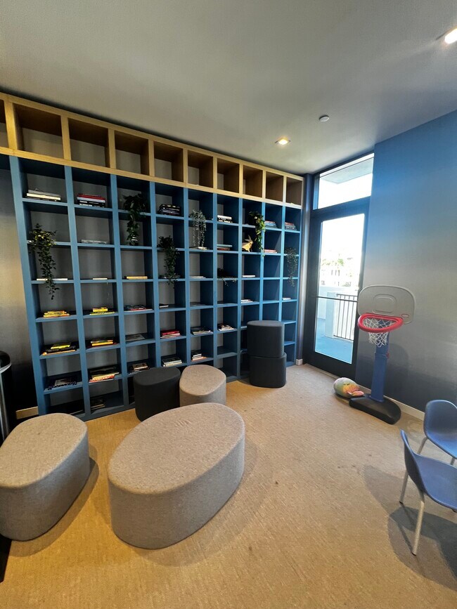 Building Photo - 670 W 74th Pl