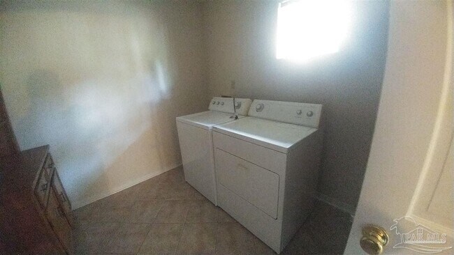 Building Photo - 4435 Roxborough Pl