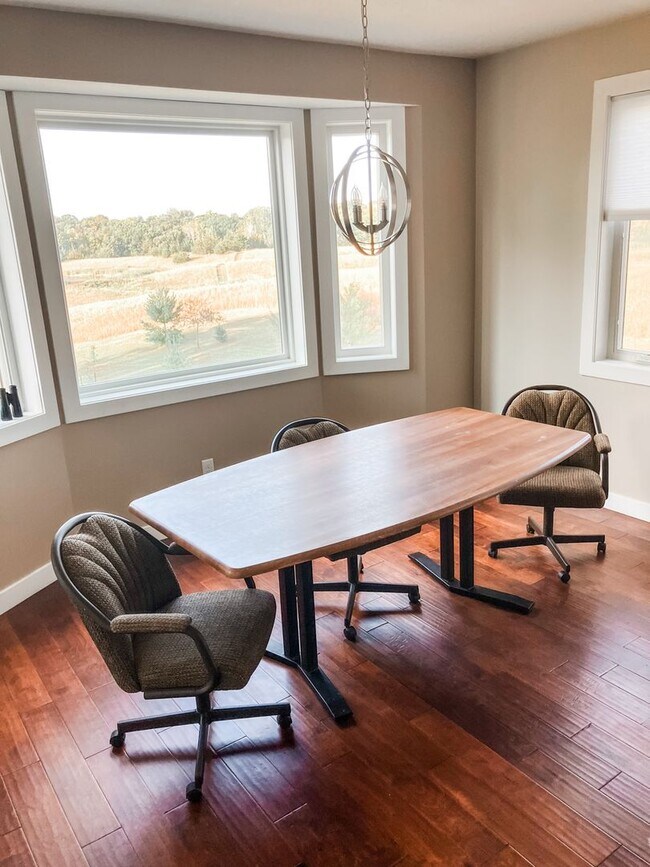 Building Photo - 220 Meadow Woods Dr