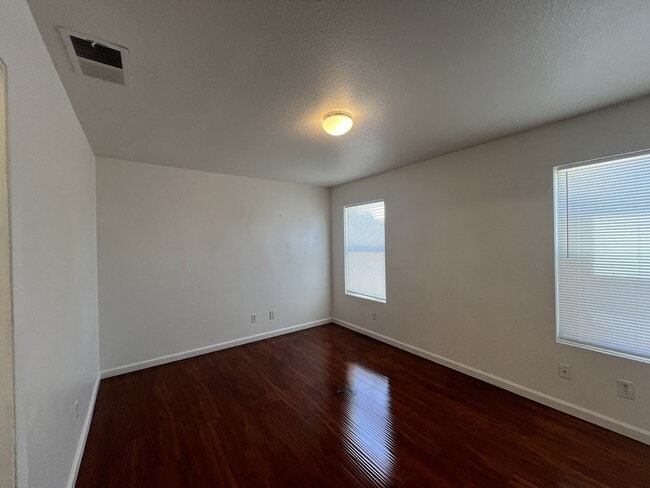 Building Photo - MOVE IN READY!!