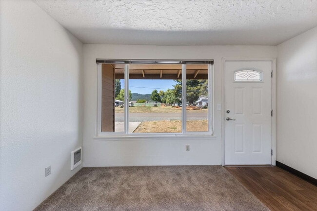 Building Photo - 2 Bedroom Duplex **MOVE IN SPECIAL** $500 ...