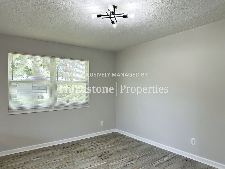 Building Photo - 2350 Betsy Dr