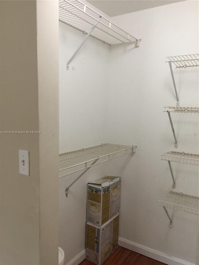 Building Photo - 7940 N Nob Hill Rd