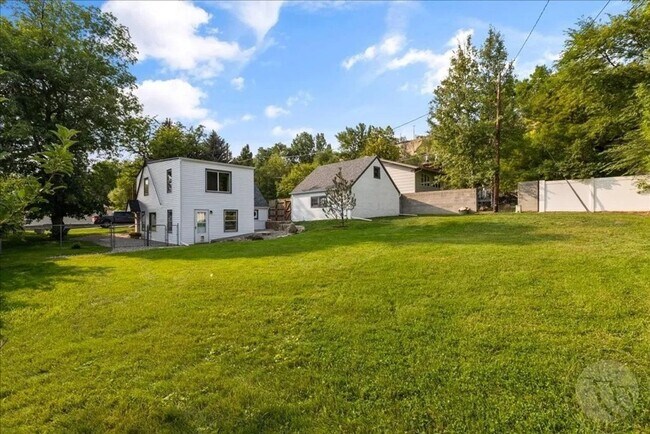 Building Photo - Gorgeous 4-Bedroom Home with Expansive Landscaped Yard & Off-Street Parking – Fully Furnished!