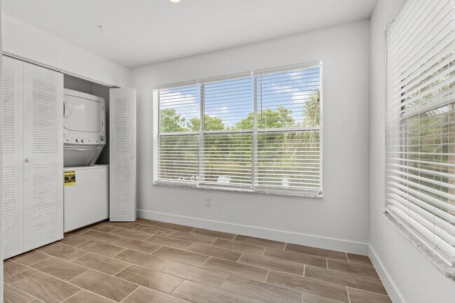 Building Photo - VENETIAN PLACE - 2nd floor • 1 BR 1 Bath - 735 ft²